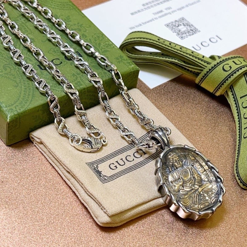 G*u*i necklaces